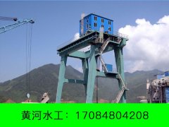 甘肃酒泉坝顶龙门吊在复